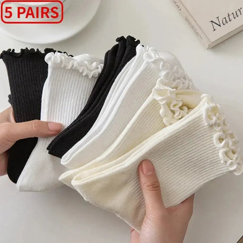 Women’s white ruffle cotton ankle socks with delicate trim, soft breathable fabric, and stylish design.